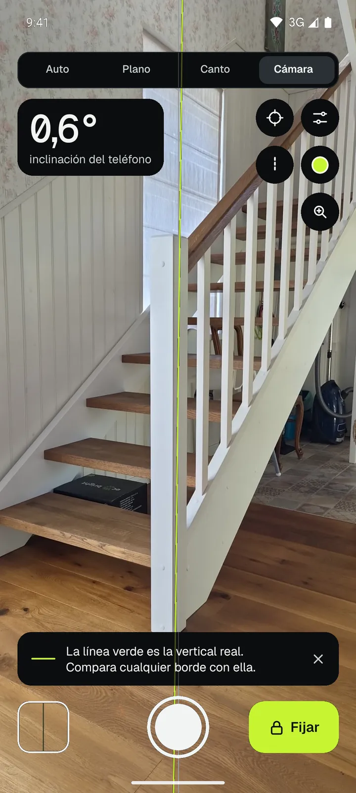 Nivel con cámara de Loodis sobre la foto de una escalera: línea vertical verde e inclinación de 0,6°