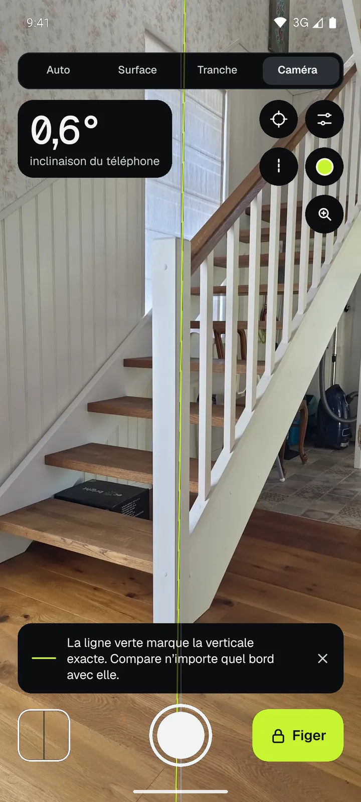 Niveau caméra de Loodis sur la photo d’un escalier : ligne verticale verte et inclinaison de 0,6°