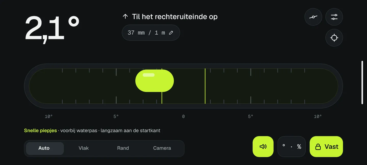 Loodis in de modus Rand: buiswaterpas, telefoon op de lange zijkant, hoeveel millimeter één kant omhoog moet