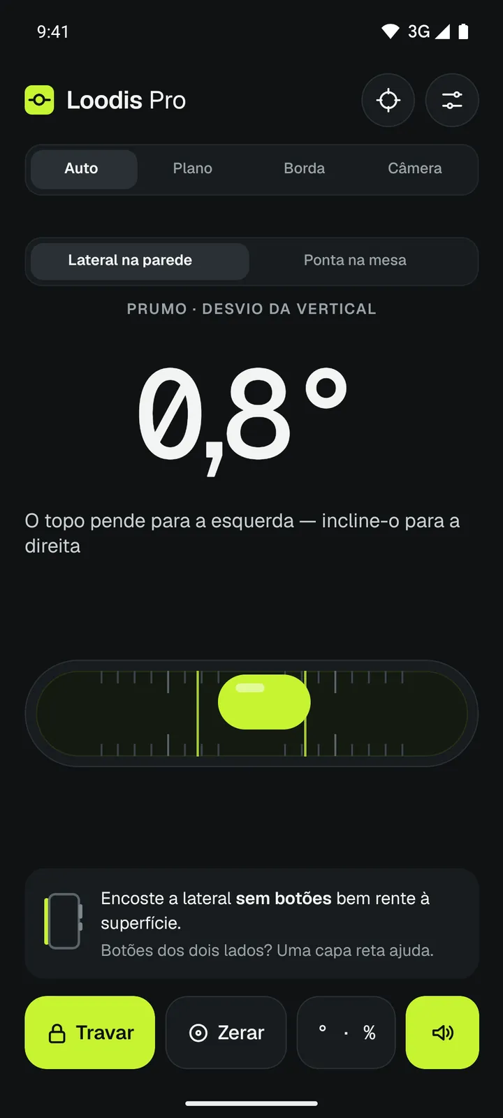 Prumo do Loodis contra a parede: o tubo mostra que o topo pende para a esquerda
