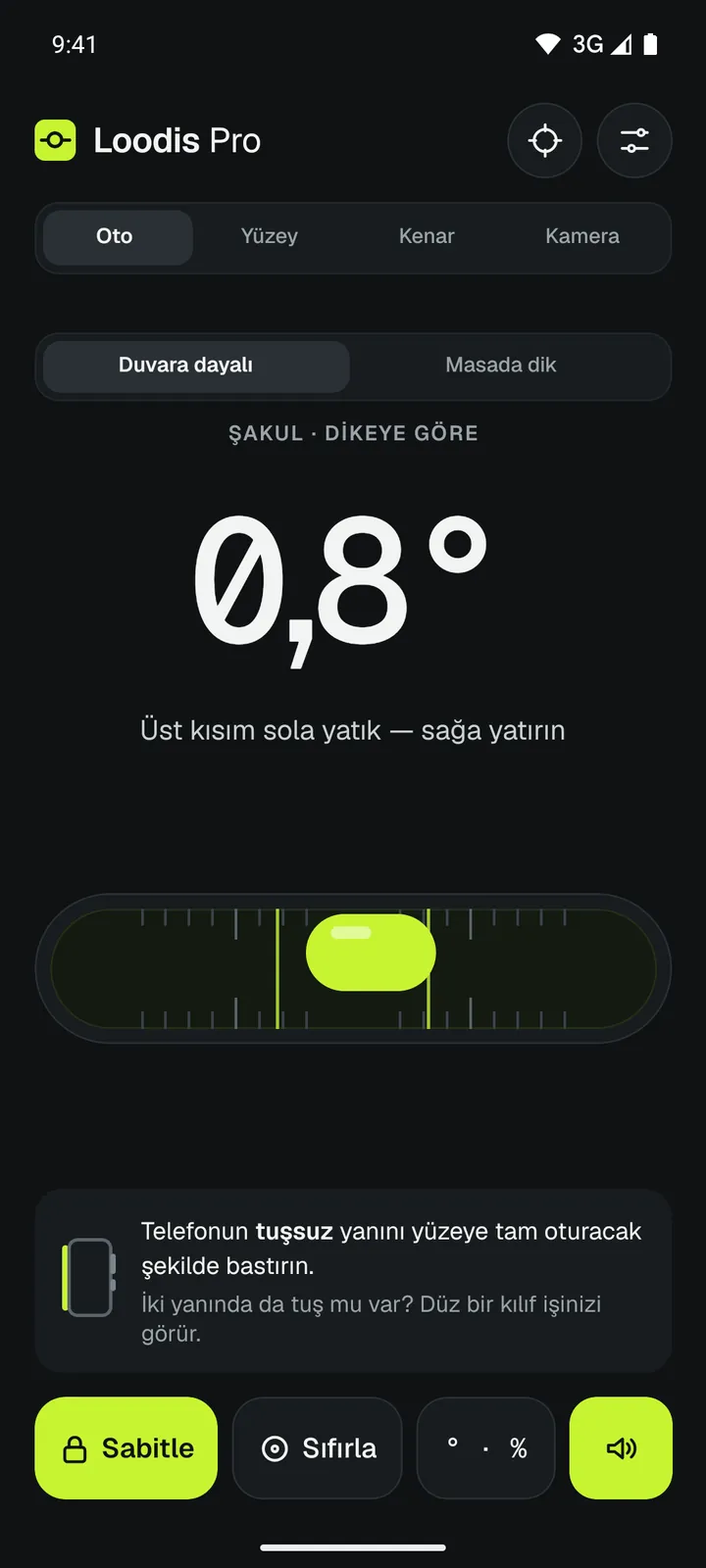 Duvara dayalı Loodis şakulü: tüp, üst kısmın sola yatık olduğunu gösterir
